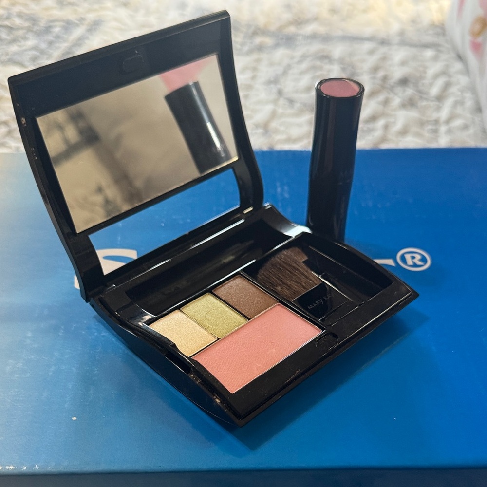 Mary Kay Eyeshadow Palette with Lipstick - Pink, Green, Cream